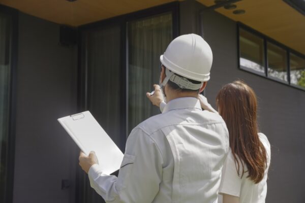 外壁塗装の点検のタイミングは？時期や頻度、自分でできるチェック方法