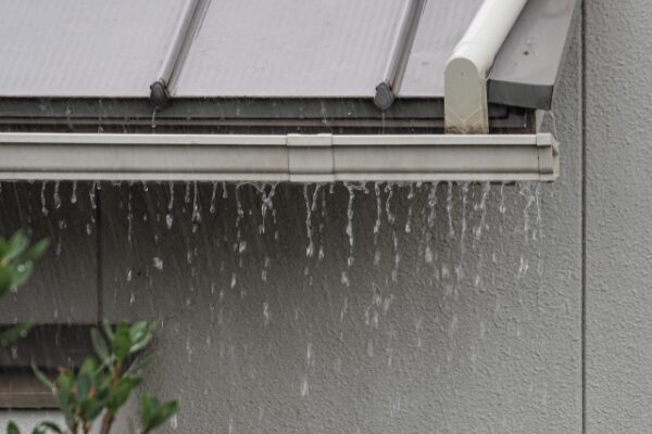 雨樋工事は火災保険の”風災”で無料になる?申請の方法と注意点